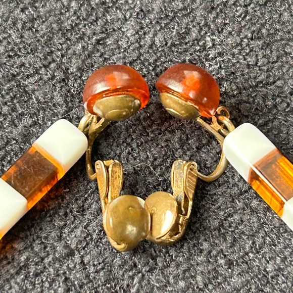 Laminated Lucite Layered Orange and White Clip-on Earrings Vintage - Picture 4 of 9